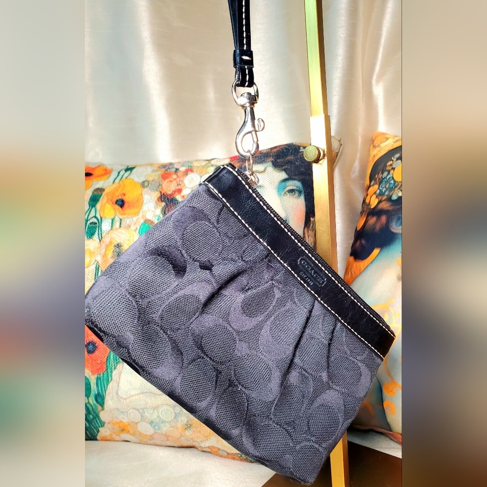 Coach Black Signature Jaquard & Patent Leather Trim Wristlet, EUC - Picture 3 of 13